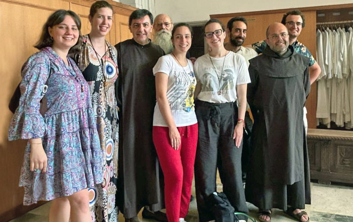 ARENZANO, 15 GIUGNO 2025: I GIOVANI IN PARTENZA PER LE MISSIONI HANNO RICEVUTO IL CROCIFISSO MISSIONARIO DALLE MANI DI P. FEDERICO TRINCHERO
